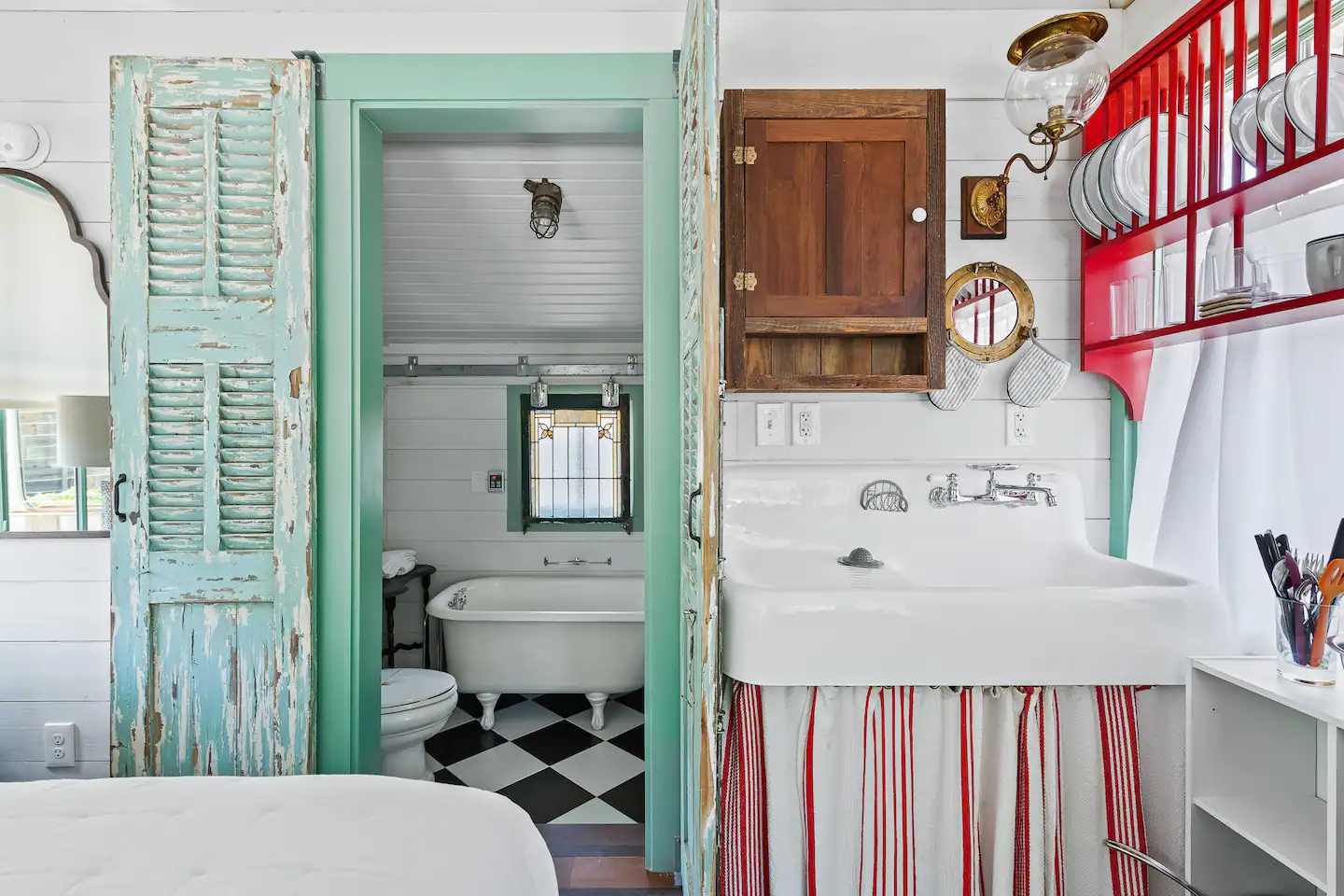 It got a claw foot soaking tub and kitchenette