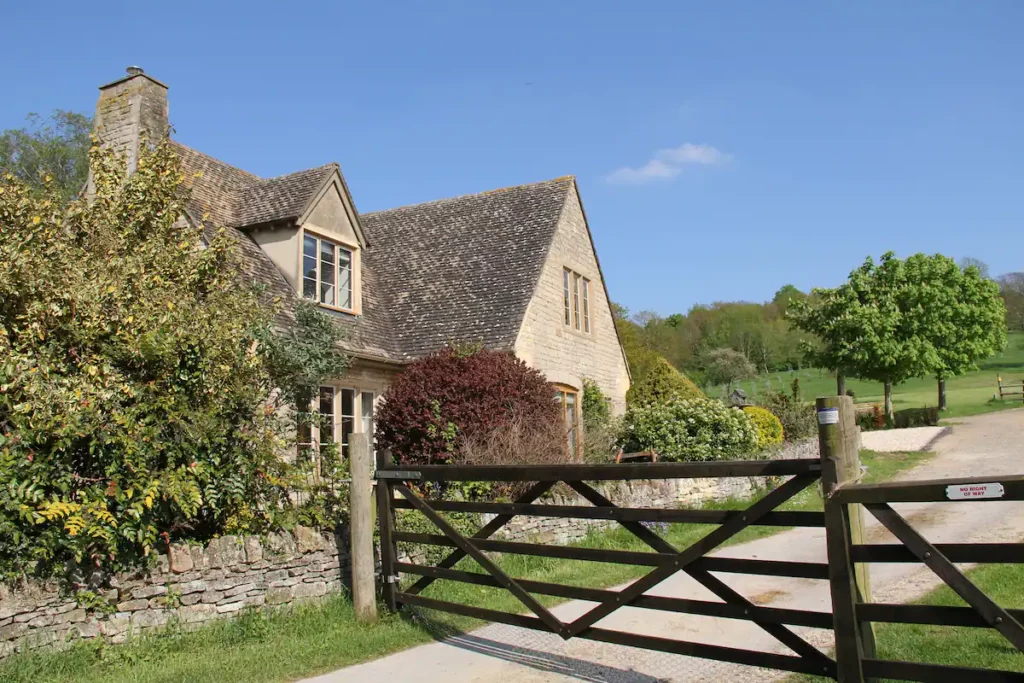Location on the outskirts of the hamlet, next to open fields.