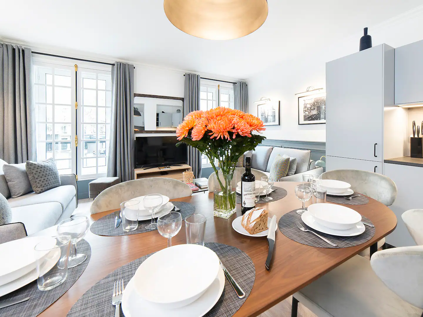 Dining area for 6 people, complete dishes, plates and glasses set at your disposal