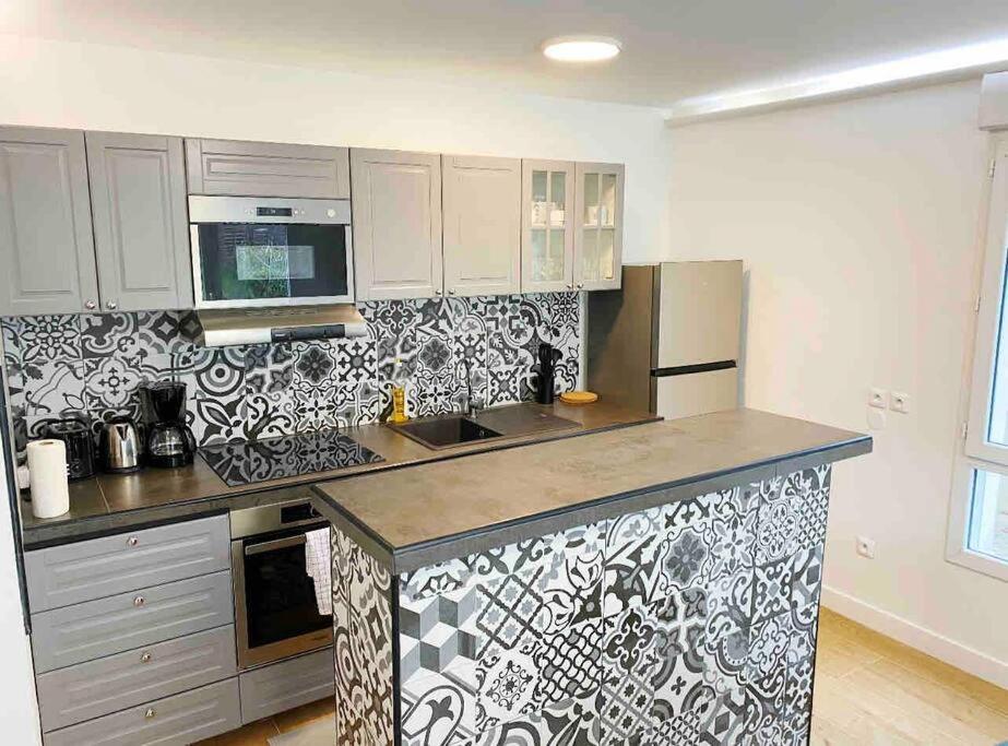 Fully equipped kitchen, dishwasher.